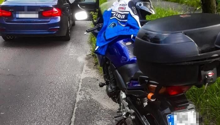 Zdjęcie kolorowe motocykl zatrzymany przez policjantów z grupy speed